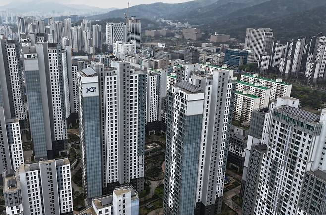 4월 수도권 아파트 거래량이 급감한 가운데, 과천은 전체 거래의 62.5%가 신고가에 체결되며 고가 단지를 중심으로 가격 강세가 이어지고 있다. 사진은 과천 중심부의 고급 아파트 단지 전경. 뉴스1