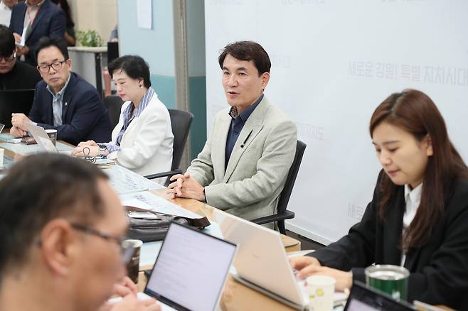 김진태 강원지사가 12일 강원도청에서 열린 기자간담회에서 질문에 답변하고 있다. 강원도 제공