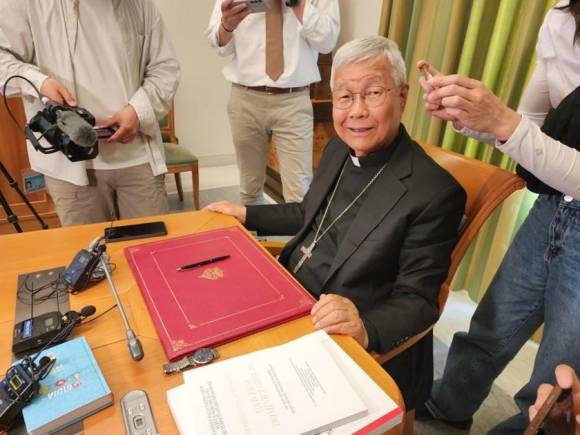 유흥식 추기경이 지난 9일(현지시간) 바티칸 교황청 성직자부 청사에서 열린 한국 취재진과의 간담회에서 콘클라베 당시 지급된 펜과 문서 바인더 등을 소개하고 있다. 바티칸 연합뉴스