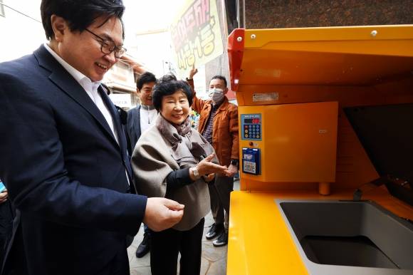 박일하 서울 동작구청장이 지역의 한 빌라에 설치된 ‘음식물류폐기물 전자태그(RFID) 종량기’를 확인하고 있다. 동작구 제공