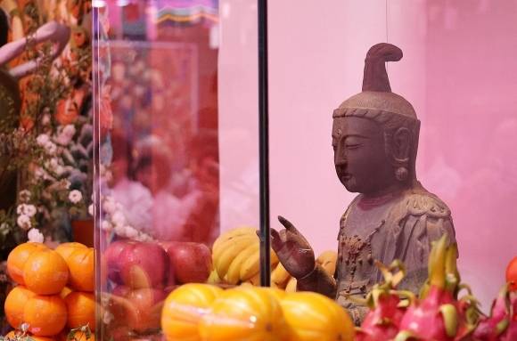 지난 10일 충남 서산 부석사에서 금동관세음보살좌상 일본 반환을 위한 송불 의식이 열린 가운데 유리 보관함에 봉안돼 있는 불상의 모습. 서산 연합뉴스