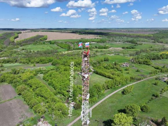 9일(현지시간) 러시아 매체 콤소몰스카야 프라우다는 서부 쿠르스크에 러시아 국기와 북한 인공기가 나란히 게양됐다고 보도했다. 2025.5.9 텔레그램