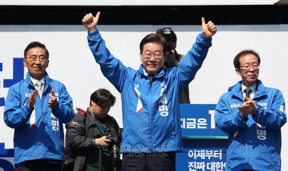 이재명 청계광장 출정식 - 제21대 대통령선거 공식 선거운동 첫날인 12일 더불어민주당 이재명 후보가 서울 종로구 청계광장에서 열린 출정식 및 첫 유세에서 지지자들을 향해 인사 하고 있다. 2025.5.12 홍윤기 기자