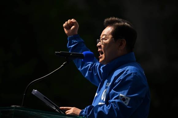 이재명 더불어민주당 대통령 후보가 제21대 대통령선거 공식 선거운동이 시작된 12일 서울 종로구 청계광장에서 열린 중앙선거대책위원회 출정식에서 시민들에게 지지를 호소하고 있다. 2025.5.12 홍윤기 기자