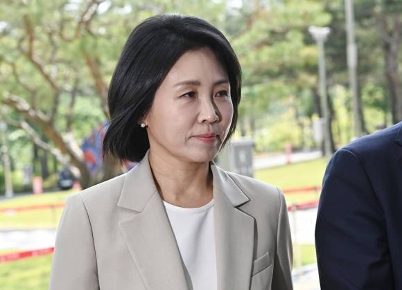 ‘선거법 위반 혐의’ 항소심 공판 출석하는 김혜경 - 공직선거법위반 혐의로 1심에서 벌금형을 선고받은 이재명 더불어민주당 대선 후보의 배우자 김혜경씨가 12일 경기 수원시 영통구 수원지방법원에서 열리는 항소심 선고 공판에 출석하고 있다. 2025.05.12. 뉴시스