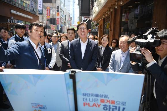 박형준 부산시장이 하단자율상권 대상지를 현장점검하고 있다. 2025.5.12/부산시제공