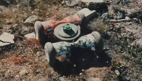 바퀴로 움직이는 호버보드형 자폭 드론. 영상 캡처