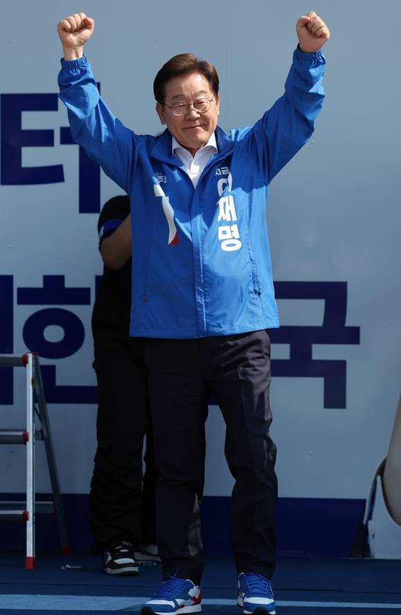 인사하는 이재명 후보 - 이재명 더불어민주당 대선 후보가 6·3 대통령선거 공식 선거운동 첫날인 12일 경기 화성시 동탄 센트럴파크 음악분수중앙광장 유세장에서 시민들에게 인사하고 있다. 연합뉴스