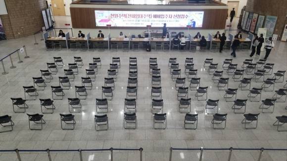 천원주택 2차 예비입주자 모집 첫날인 12일 신청자가 없어 썰렁하다. 강남주 기자