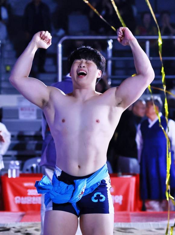 12일 대전 국립한밭대학교 체육관에서 열린 2025 민속씨름 유성온천장사씨름대회(2차)에서 태백장사에 오른 이용훈. 대한씨름협회 제공