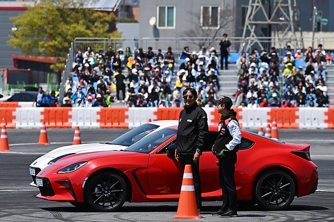 이병진 한국토요타자동차 사장과 박상현 교수가 관람객들에게 인사하고 있다. 사진 김학수 기자