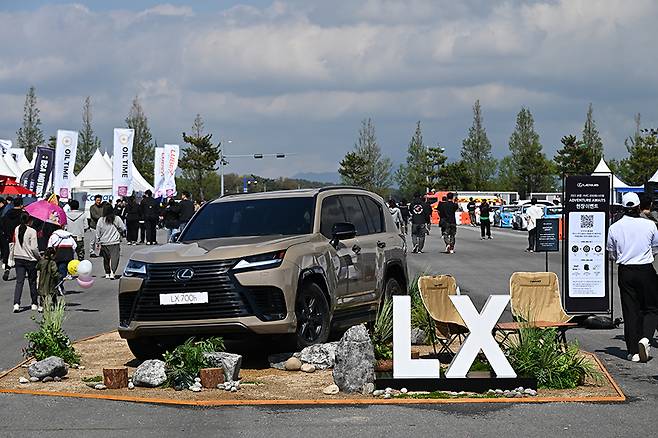 보령·AMC 국제 모터 페스티벌 현장에 전시된 렉서스 LX 700h. 사진 김학수 기자