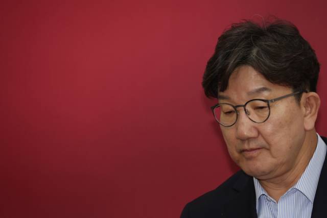 권성동 국민의힘 원내대표가 11일 서울 여의도 국회에서 열린 중앙선거대책위원회 회의에서 생각에 잠겨 있다. 연합뉴스