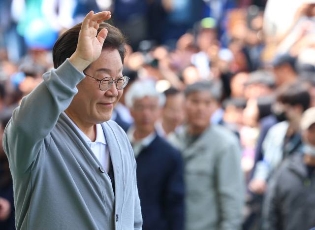 남도문화벨트 골목골목 경청투어에 나선 더불어민주당 이재명 대선 후보가 지난 11일 전남 해남군 해남읍 군민광장을 방문해 연설에 앞서 지지자들에게 인사를 하고 있다. 연합뉴스