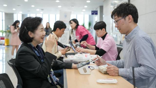 지영미(왼쪽) 질병관리청장이 12일 ‘혈압측정 캠페인(K-MMM25)’ 행사장에서 혈압을 측정하고 있다. 사진 제공=질병관리청