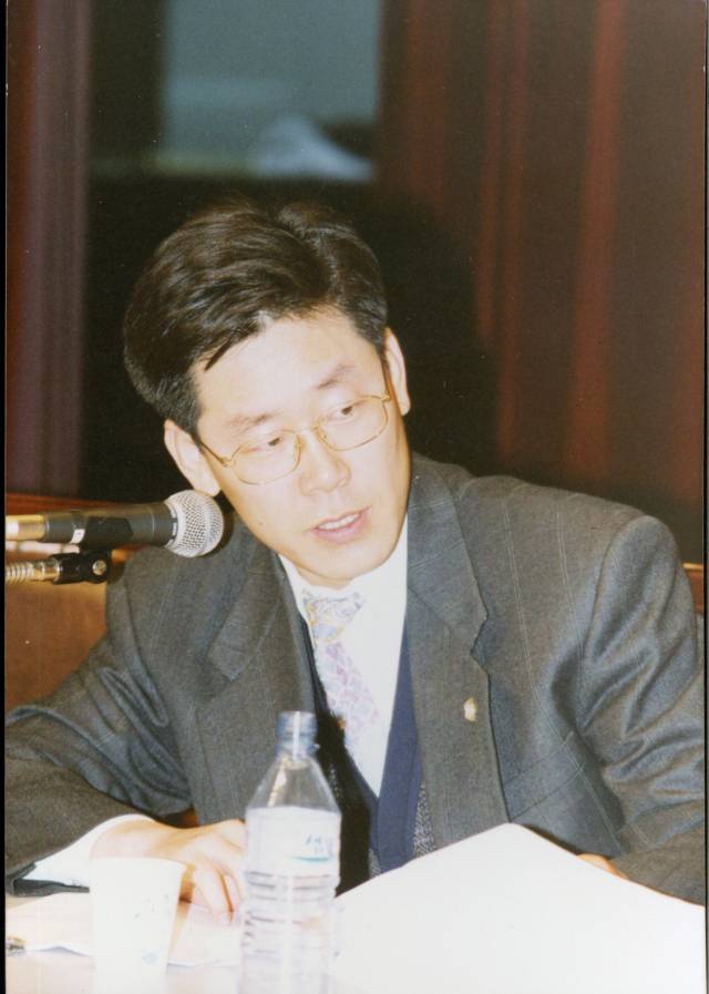 1990년대 중후반 이재명 후보가 변호사로 활동하던 시절 어느 토론회장에서 찍은 사진. 사진 제공=더불어민주당