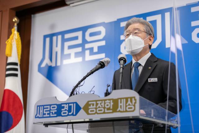 지난 2021년 10월 25일 당시 이재명 경기지사가 경기도 수원시 경기도청에서 열린 경기도지사 퇴임 기자회견에서 도민들에게 고개 숙여 인사하고 있다. 사진 제공=더불어민주당