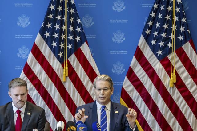 제이미슨 그리어(왼쪽) 미국 무역대표부(USTR) 대표와 스콧 베선트 미국 재무부 장관이 12일 스위스 제네바에서 이틀간 미국과 중국 간 무역에 대한 비공개 논의를 마친 후 기자회견에 참석하고 있다. AP연합