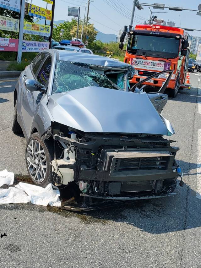 12일 오후 2시 33분께 울산 북구에서 기업체 직원을 태운 통근버스와 소형 스포츠유틸리티차(SUV)가 부딪치는 사고가 났다. 사진제공=울산소방본부