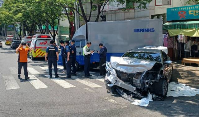 12일 오전 11시 27분께 울산 남구에서 SUV가 중앙선을 침범해 반대 차선 승용차와 충돌하는 사고가 났다. 사진제공=울산소방본부