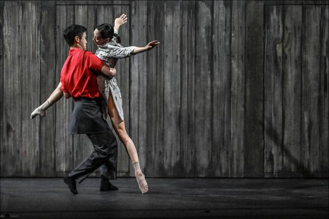 서울시발레단이 9일부터 세종문화회관 무대에서 공연 중인 ‘워킹매드&블리스’의 한 장면. 자료 제공=서울시발레단