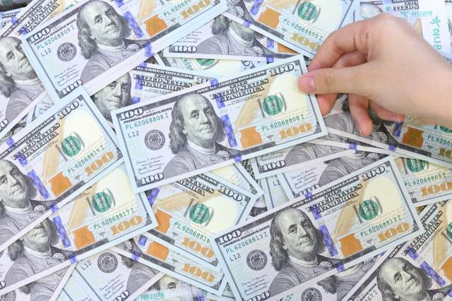 8일 서울 중구 하나은행 위변조대응센터에서 직원이 미국 달러를 정리하고 있다. 연합뉴스