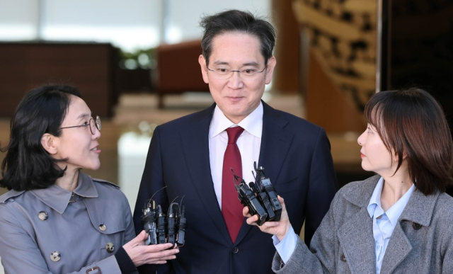 이재용(가운데) 삼성전자 회장이 3월 중국 출장을 마치고 김포공항을 통해 귀국하고 있다. 사진=연합뉴스