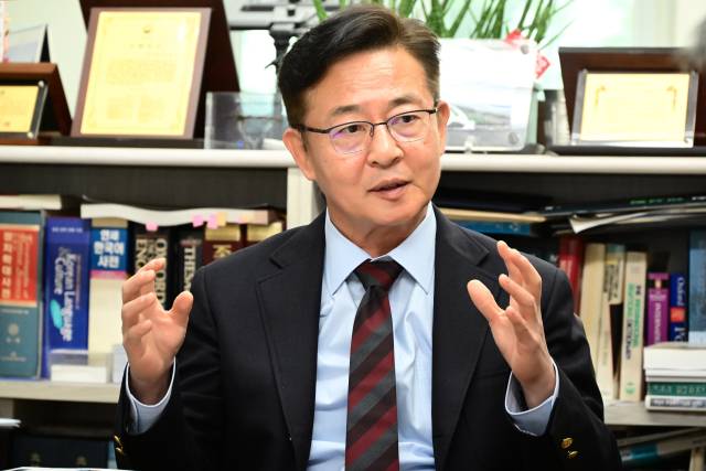 홍용표 전 통일부 장관이 12일 서울경제신문과의 인터뷰에서 “안보와 평화를 갈라치기 하고 서로 비판할 게 아니라 함께 아우르는 정책을 펴야 한다”고 강조하고 있다. 권욱 기자