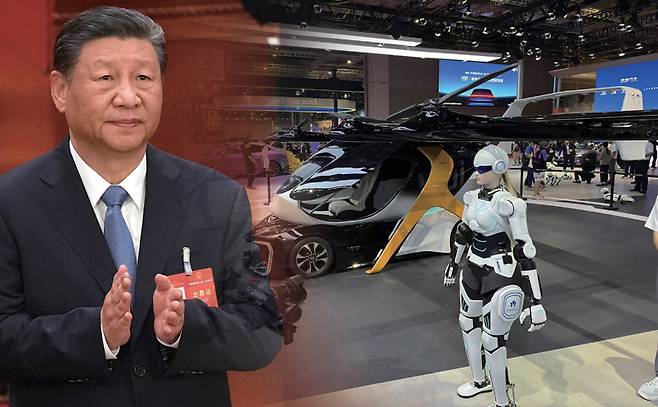중국은 시진핑 국가주석(왼쪽 사진)의 전폭적 지원 아래 로봇, 인공지능(AI), 배터리, 전기차 등 첨단산업을 이끄는 기술 선도 국가로 변모했다. 4월23일 중국 상하이에서 열린 상하이 모터쇼에 휴머노이드 로봇이 서 있다(오른쪽). ⓒ연합뉴스