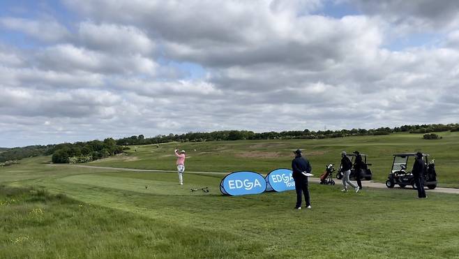 지난 5월 6~7일 영국 런던 골프클럽의 인터내셔널 코스에서 열린 EDGA 골프대회 1번 홀에서 한 발로 자세를 잡고 티샷을 한 후에 한 발로 피니시를 잡고 있는 크리스 포스터(영국).  사진 ㅣ 윤영호