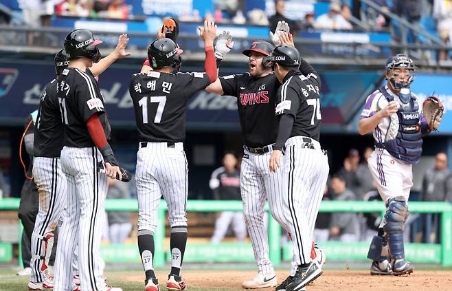 ‘2025 신한 SOL 뱅크 KBO리그’ 3강은&nbsp;한화 이글스와 LG 트윈스, 롯데 자이언츠다. 한화는 1992년 이후 33년만에 12연승을 질주하는 등 엄청난 기세로 관중몰이에 앞장서고 있다. 뉴시스
