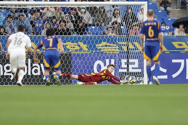 울산 GK 조현우가 5일 울산문수경기장에서 열린 포항과의 K리그1 라이벌전에서 종료 직전 PK를 막아내고 있다. 사진제공｜한국프로축구연맹