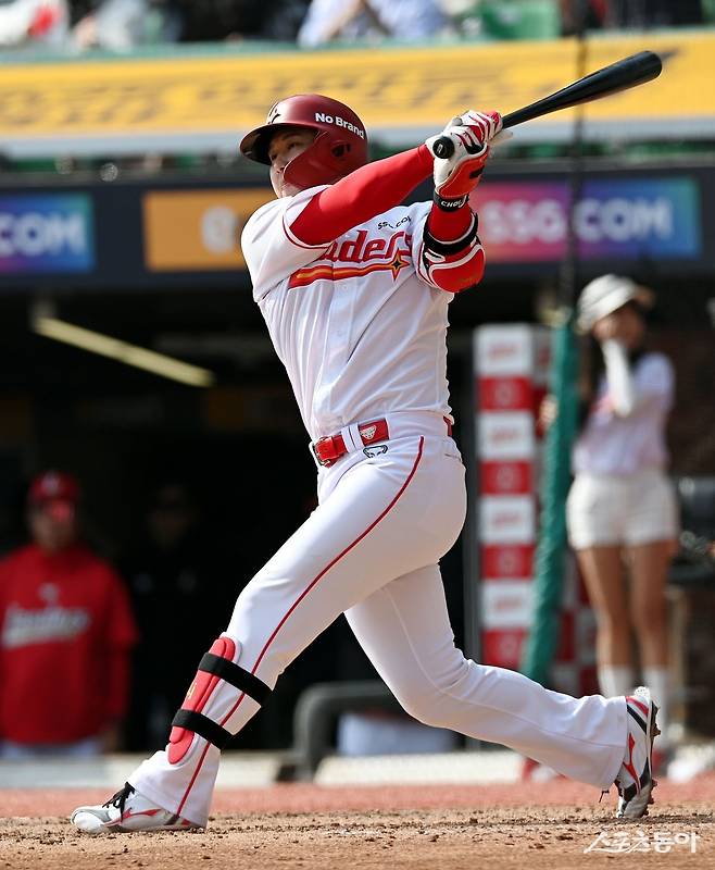 개인 통산 499홈런을 기록 중인 최정이 13일 인천 SSG랜더스필드에서 열리는 NC전에 출격해 대망의 500홈런 기록을 노린다. 최정의 500홈런 공을 습득한 팬이 구단에 공을 기증하면, 1700만 원 상당의 선물을 받게 된다. 스포츠동아DB