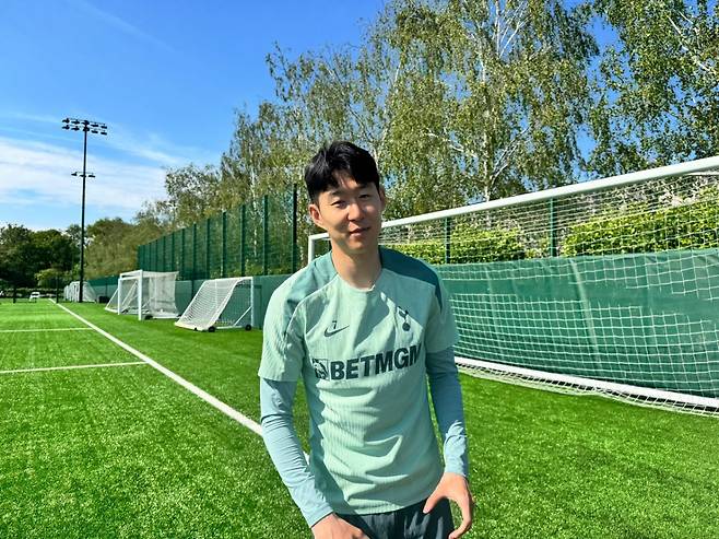 손흥민은 함부르크, 레버쿠젠, 토트넘을 거치는 동안 한번도 우승에 닿지 못했다. 22일(한국시간) 스페인 빌바오의 산마메스 스타디움에서 열릴 맨유와 2024~2025시즌 UEL 결승에서 반드시 정상에 서겠다는 의지다. 12일 영국 런던의 엔필드 트레이닝필드에서 EPL을 현지 취재하는 3개 매체와 인터뷰를 하는 손흥민. 런던｜허유미 통신원