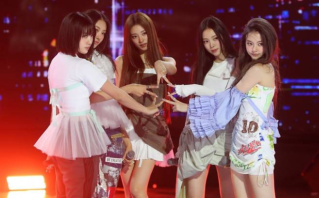 “만능이 되겠다”는 그룹 미야오(MEOVV)의 다짐은 12일 열린 언론 상대 첫 쇼케이스에서 이미 입증했다. 100% 라이브임을 드러내는 ‘징표’와도 같은 ‘핸드 마이크’를 전원 손에 들고 무대에 섰다. 뉴시스