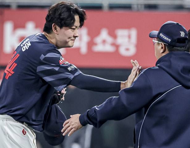 경기를 마치고 하이파이브하는 롯데 김원중과 김태형 감독. 롯데 자이언츠 제공