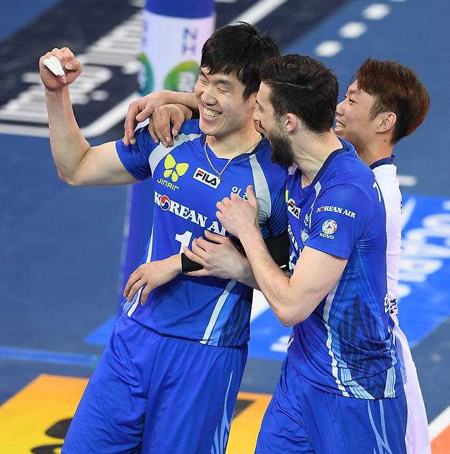 대한항공에서 뛰던 현역 시절 신영수(왼쪽). KOVO 제공