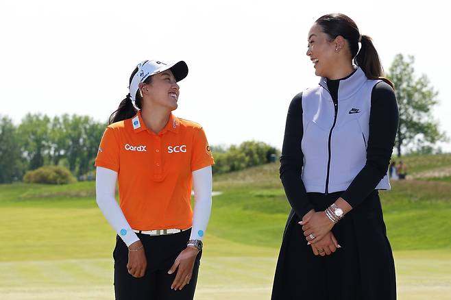 지노 티띠꾼(왼쪽)이 12일 LPGA 투어 미즈호 아메리카스 오픈에서 우승한 뒤 대회 주최자인 미셸 위 웨스트와 함께 얘기하며 웃고 있다. 게티이미지코리아