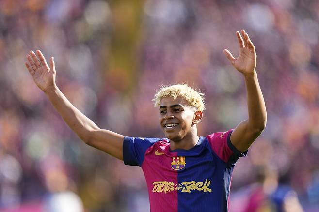 라민 야말이 11일 레알 마드리드전을 마친 뒤 활짝 웃고 있다. EPA