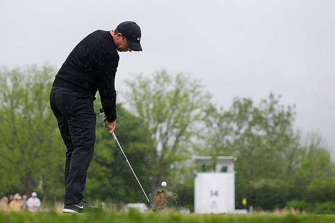 로리 매킬로이가 지난 10일 미국 필라델피아주 펜실베이니아 크리켓 클럽 위사히콘 코스 14번홀에서 100m도 채 안되는 거리의 그린을 향해 티샷을 날리고 있다. ｜게티이미지