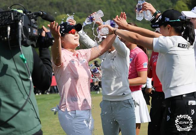 홍정민이 KLPGA 챔피언십 우승을 바탕으로 이예원과 시즌 초반 라이벌 경쟁을 이어가고 있다. 지난 4일 KLPGA챔피언십 최종라운드에서 우승한 뒤 동료들의 축하 물세례를 받고 있는 홍정민. ｜KLPGA 제공