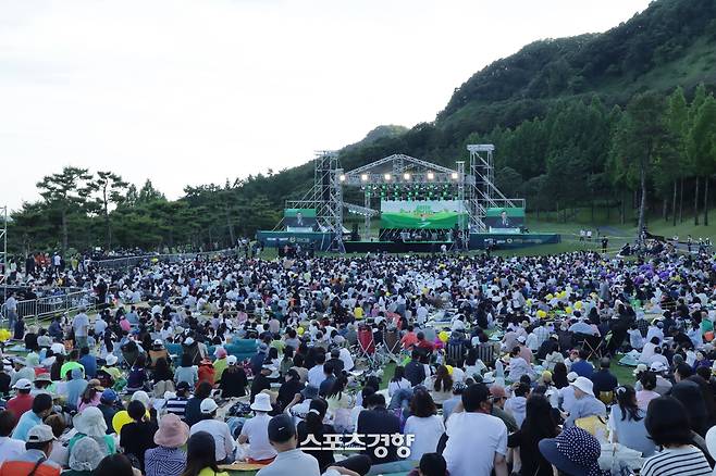 서원밸리 그린 콘서트가 오는 31일 경기도 파주 서원밸리 골프장에서 국내 톱 뮤지션 22개팀이 참가한 가운데 가족행사로 펼쳐진다. 2024년 그린 콘서트 행사 장면. ｜대보그룹 제공