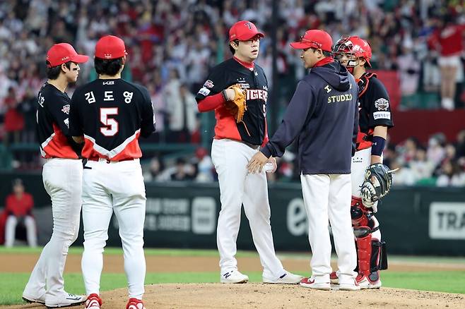 ▲ 11일 인천 SSG전 더블헤더 2경기에서 초반 리드를 지키지 못하고 6회 무너져 내린 KIA 마운드 ⓒKIA타이거즈