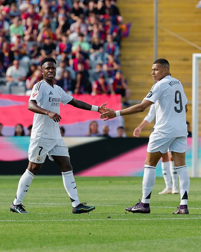 비니시우스 주니오르(왼쪽)와 킬리안 음바페가 11일 오후 11시 15분(한국시간) 스페인 바르셀로나의 에스타디 올림피크 루이스 콤파냐스에서 열린 2024~2025시즌 스페인 라리가 35라운드 경기 중 손을 맞잡고 있다. /사진=레알 마드리드 공식 사회관계망서비스(SNS)
