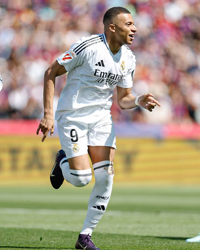 킬리안 음바페가 11일 오후 11시 15분(한국시간) 스페인 바르셀로나의 에스타디 올림피크 루이스 콤파냐스에서 열린 2024~2025시즌 스페인 라리가 35라운드에서 득점 후 세리머니하고 있다. /사진=레알 마드리드 공식 사회관계망서비스(SNS)