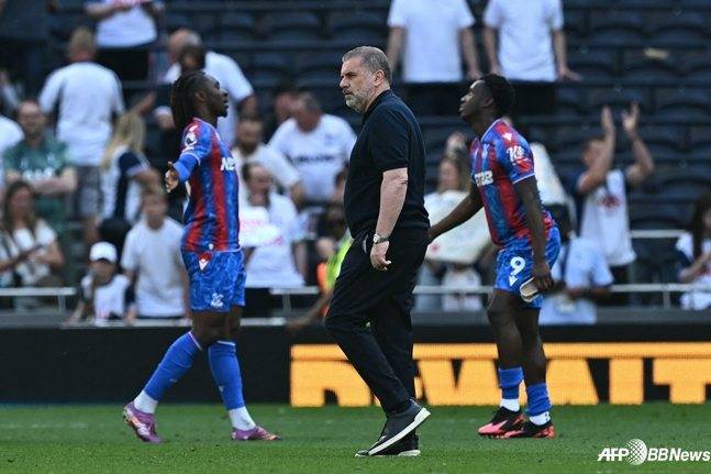 포스테코글루(가운데) 감독이 크리스탈 팰리스전이 끝난 뒤 경기장에 들어서 걷고 있다. /AFPBBNews=뉴스1