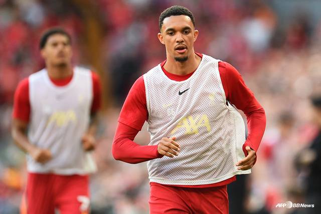 트렌트 알렉산더 아놀드가 몸을 풀고 있다. /AFPBBNews=뉴스1