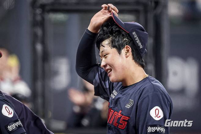 롯데 이민석이 11일 수원 KT전에서 미소 짓고 있다. /사진=롯데 자이언츠 제공