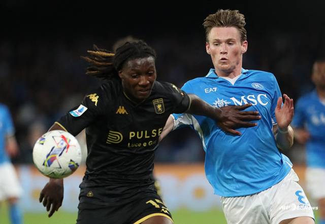 경기에 집중하는 나폴리 미드필더 스콧 맥토미니(오른쪽). /AFPBBNews=뉴스1