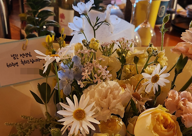 ‘남진 소속사 직원’ 사칭 피해를 입은 A씨 가게에서 준비한 꽃다발. 사진ㅣ연합뉴스
